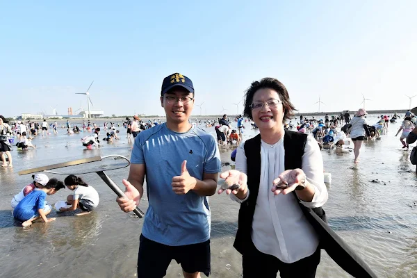 ▲彰化縣線西鄉肉粽角海灘「一畝海的小旅行」摸蛤活動，彰化縣長王惠美、一畝海的小旅行活動執行長黃泯嘉與會，歡迎大家常來彰化遊玩，體驗不一樣的彰化之美。（記者林明佑翻攝）