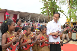 Di Kawasan Pantai Samau, Jokowi Disambut Lantunan Musik Ukulele 