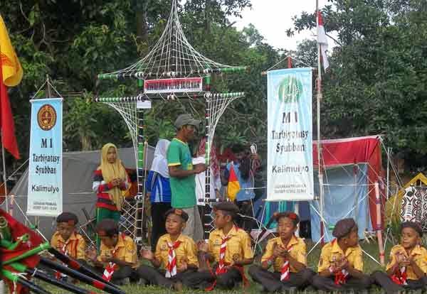 Gapura Tenda Pionering dengan Aksesoris Jalinan Tali - Pramuka