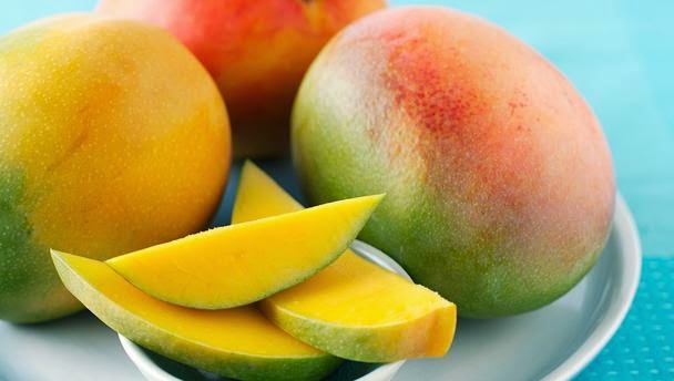 sliced mangos