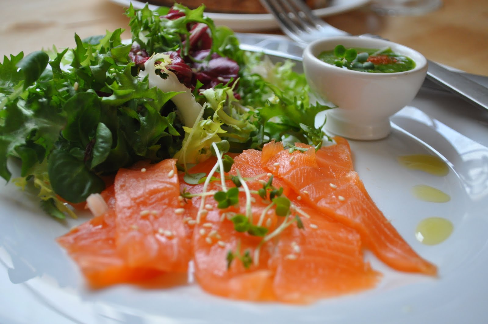 Apron's Delight: Smoked Salmon Salad with Parsley Vinaigrette Dressing