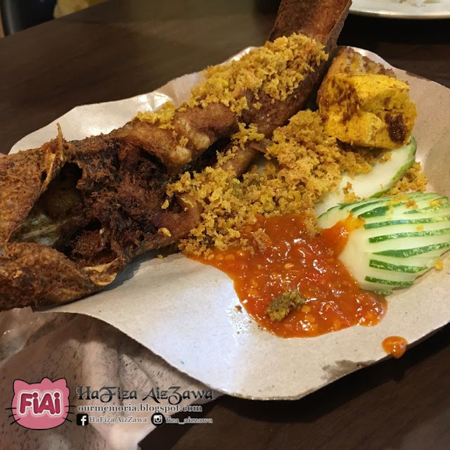 Makan tengah hari di Ayam Penyet AP Giant Kota Damansara