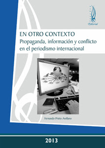 Portada gris con el lateral azul. en el centro, la foto de unas manos tecleando en un ordenador que muestra un globo del mundo. En Otro Contexto. Propaganda, información y conflicto en el periodismo internacional. Fernando Prieto Arellano.