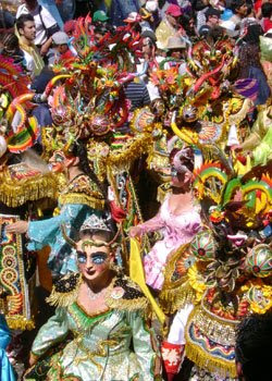 Foto a los personajes de la danza La Diablada