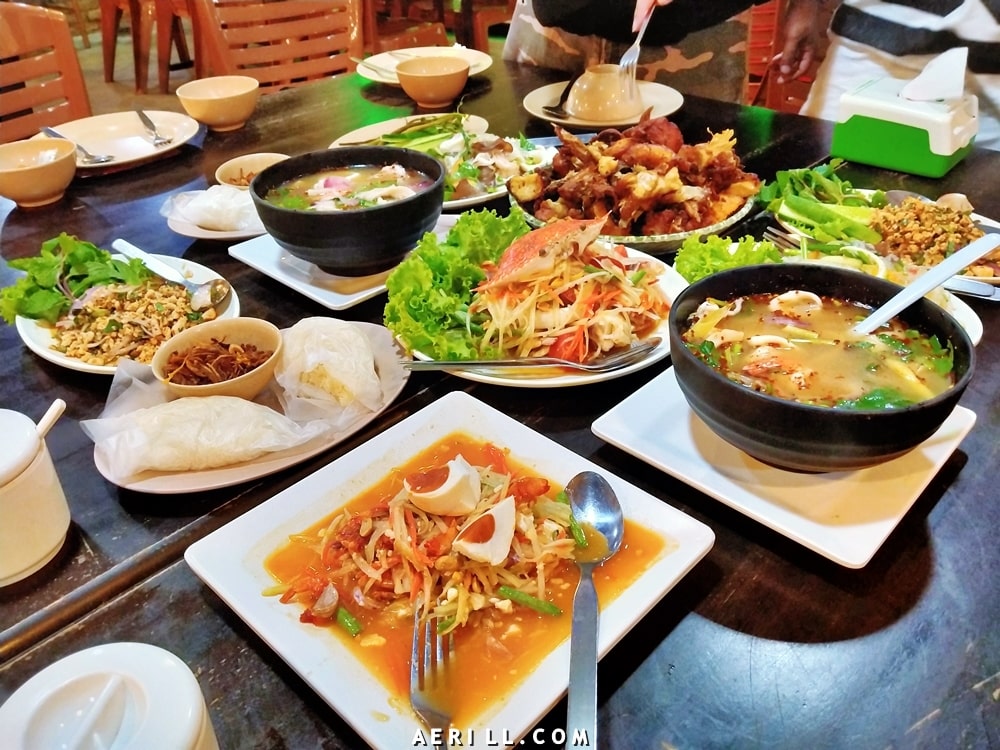 Makan di Restoran Kai Tod Decha, Hatyai, Thailand