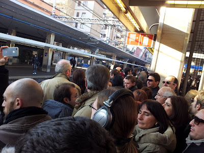 Folla al treno 01 03 2012