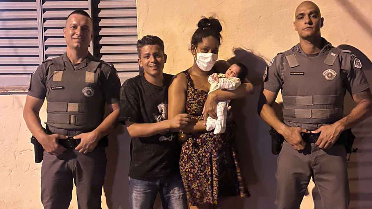 Bebê de oito dias engasga e é salvo por policiais militares