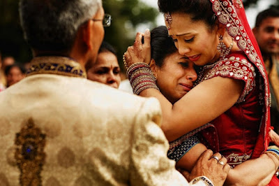 Khoảnh khắc xúc động của cô dâu Ấn Độ và mẹ. 