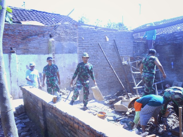 TNI BERSAMA WARGA GAYAM BEDAH RUMAH RTLH