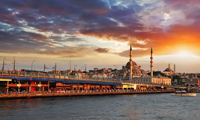 Tarihi yerler, doğal güzellikler ya da kültürel gezi ne ararsanız bulabileceğiniz bir kent. Uzun yıllar Bizans ve Osmanlı imparatorluklarına başkentlik yapmış, Türkiye'nin de ticaret ve kültür başkenti. 14 milyonu aşkın nüfusuyla dünyanın en büyük beşinci şehri. Zaten İstanbul'un tek handikabı da kalabalığı ve trafiği.
