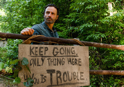 Rick di fronte ad un cartello di avvertimento fiuta odore di bottino