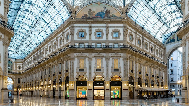 Là quê hương của những nhãn hàng thời trang danh giá nhất thế giới như Gucci, Diesel, Fendi, Dolce & Gabbana, Milan từ lâu đã được xem là kinh đô thời trang của thế giới, là nơi nhất định phải tới một lần của bất kì người phụ nữ nào.