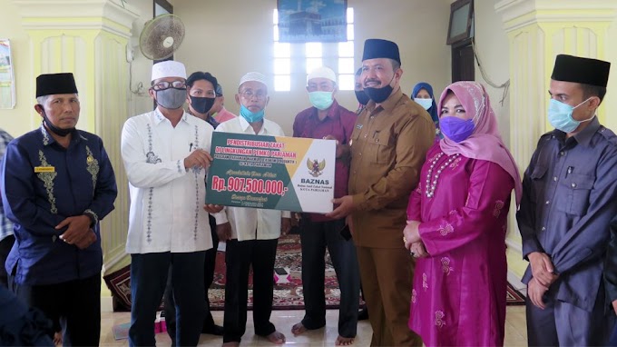 Plt Walikota Pariaman, Mardison Mahyuddin Serahkan Zakat Baznas Untuk Pelaku UMKM Pariaman Selatan