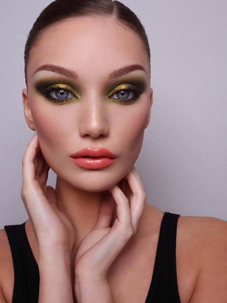 Green and gold metallic makeup Emerald green is one of the most popular makeup colors for this fall, and gold gives you a luminous and warm look. Therefore, you can adopt a metallic eye makeup in emerald green and gold in a strong and attractive style by shading the entire upper eyelid and lower eyelid line, while adding a dark touch at the outer corner of the eye.