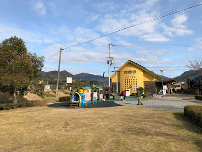 有田川鉄道交流館の外観と子どもが遊べる遊具