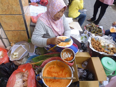 Penjual Lontong Rumo di Gresik