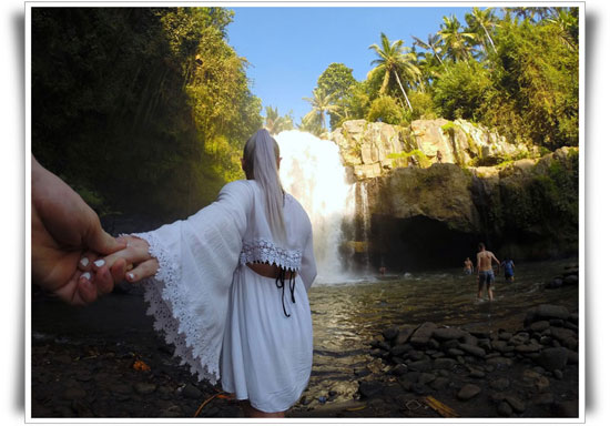 Enjoying the view of the Tegenungan waterfall