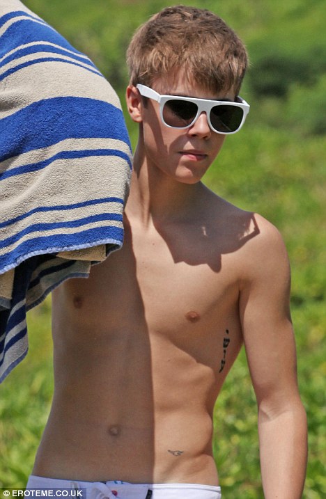 new justin bieber shirtless pictures. Body art: Bieber showed off a