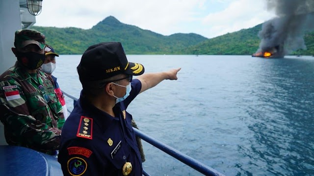 KKP dan Kejaksaan Tenggelamkan 10 Kapal Ilegal di Laut Natuna Utara