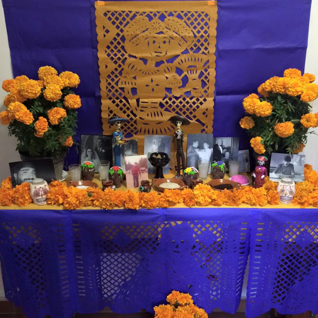 Altar tipico mexicano del dia de los muertos