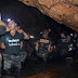 Hallan vivos a 12 escolares y su entrenador de fútbol perdidos en cueva tailandesa.
