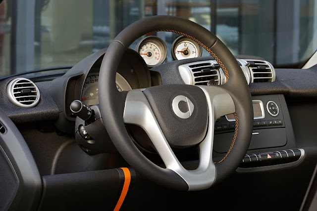 2011 smart fortwo nightorange cockpit view 2011 Smart Fortwo Nightorange