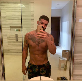 Drake shows off ripped body in holiday selfie