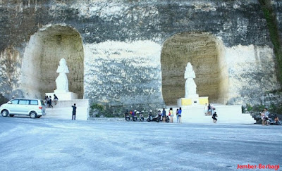 wisatawan pantai pandawa lima