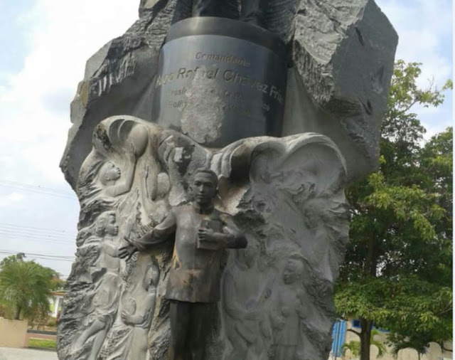 Quemaron y apedrearon la estatua de Chavez en Sabaneta de Barinas