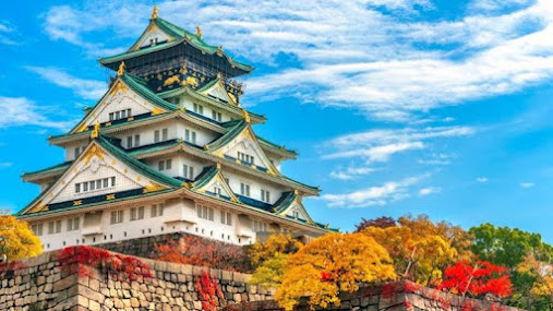 Osaka Castle is one of the most beautiful buildings in the world as well as one of the best architectures.