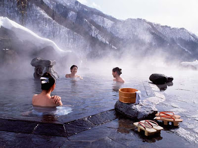Tắm suối nước nóng mùa đông Nhật Bản