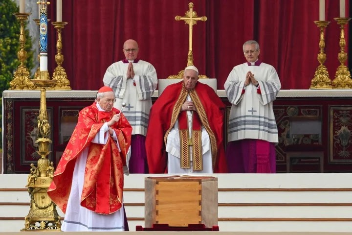 Benedicto XVI el papa «sabio» despedido por miles de fieles