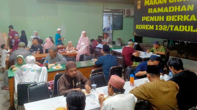  Prajurit Petarung Korem 132/Tdl Buka Puasa Bersama Dengan Masyarakat Bulan Suci Ramadhan