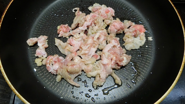 フライパンにサラダ油、下味をつけておいた豚肉に片栗粉をまぶしたものを入れ、中火でこんがり焼き色がつくまで焼きます。 焼けたら一旦ボウルに豚肉を移しておきます。