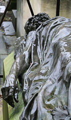 Tombe de Louis Auguste Blanqui,cimetière du Père-Lachaise (91e division) à Paris (gisant œuvre d'Aimé-Jules Dalou).