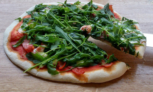 http://lechefmtl.blogspot.com/2014/08/pizza-jambon-scamorza-roquette.html