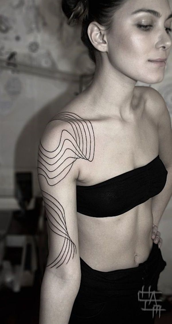 Linhas pretas girar em torno do utente ombro e desça o braço esta tatuagem.