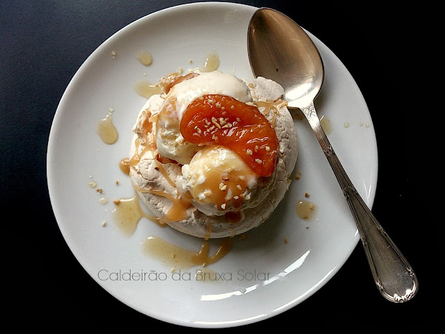 Pavlova com sorvete de iogurte e calda de caramelo 