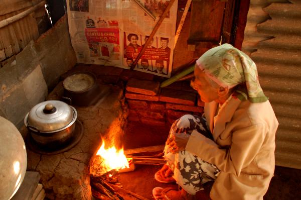  Dari  Tabung Gas  ke Tungku Kayu  Bakar Rintik Yang Terserak 