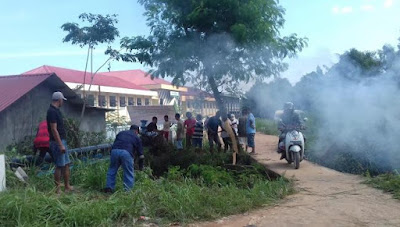 Dilarang Warga Kampung Tua Perbaiki Jembatan ?