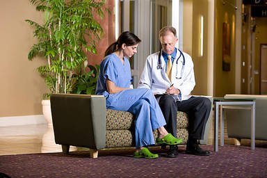 doctors-consulting-in-hospital-lobby