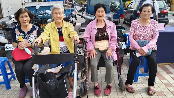 ▲四位長者比鄰而坐，原來還是熟識的人。其中許阿嬤竟然七點多從頂厝里，推著輔助行走器一路走到浴佛現場，真的令志工不捨又感恩。（鹿港鎮公所提供）