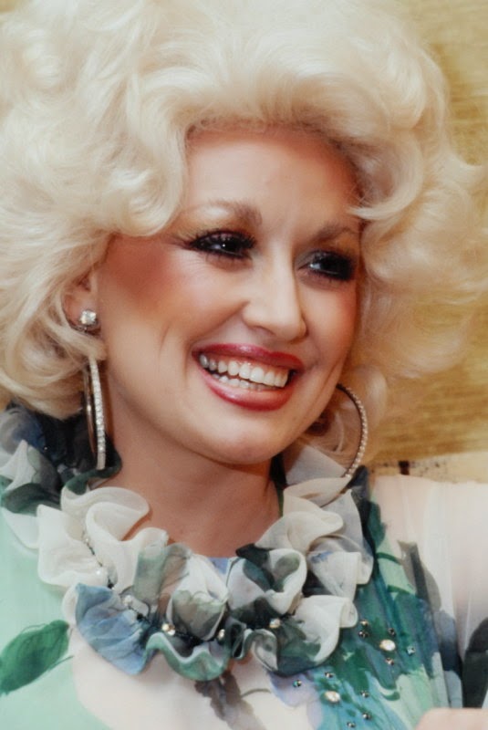 20 Beautiful Portrait Photos of Dolly Parton in the 1970s 
