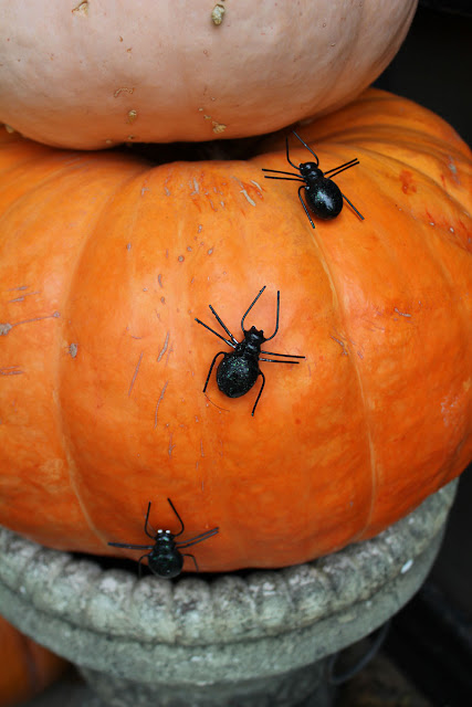 Fall and Halloween Front Porch Decorating- Itsy Bits And Pieces- Oriental Trading #sponsored