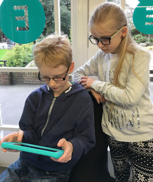 children sharing the Robin tablet from EE