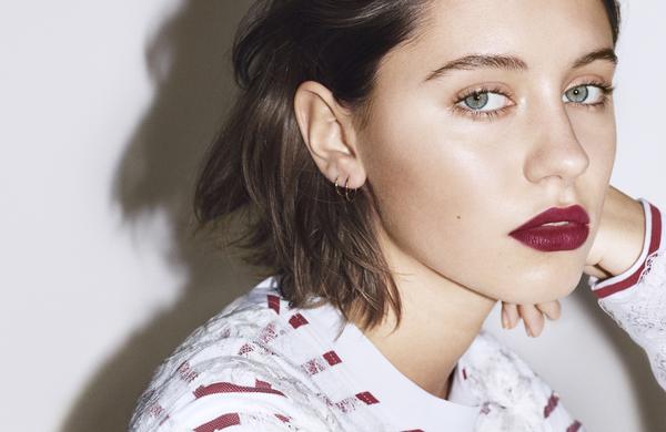 Iris Law é eleita nova Embaixadora da Burberry Beauty 