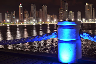 La ciudad de Camboriu vista desde el muelle, escollera sur.