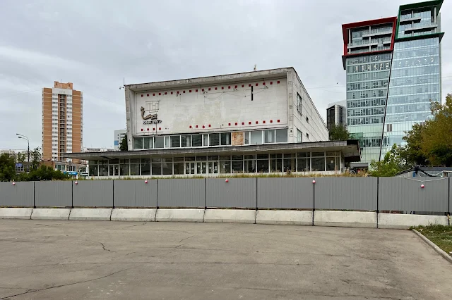 Ярцевская улица, бывший кинотеатр «Брест» (построен в 1974 году), многофункциональный комплекс «Кунцево Плаза»