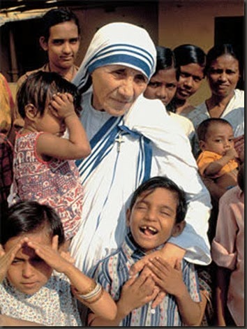 MADRE TERESA CON NIÑOS