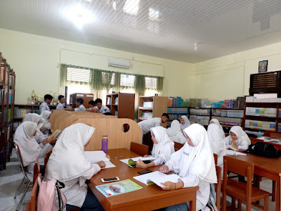 Giat Literasi Siswa Kelas XII-IPS-A Melalui Perpustakaan Sekolah